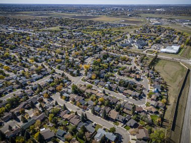 İnsansız hava aracı görüntüsü Forest Grove 'u, Saskatoon' u, yemyeşil ve ikamet cazibesiyle yakalıyor..