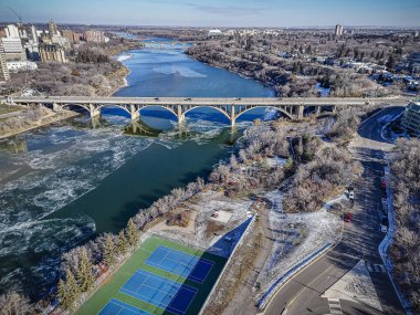 İnsansız hava aracı görüntüsü Nutana, Saskatoon 'un cazibesini gösteriyor, yerleşim alanları, yeşillikleri ve ortak alanları ile