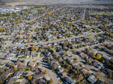 Saskatoon 'daki Silverwood Tepeleri' nin havadan çekilmiş görüntüsü konut cazibesini ve bereketli çevresini gözler önüne seriyor..