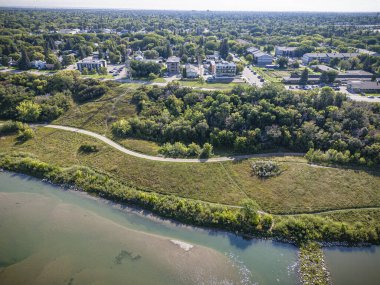 Saskatoon 'daki canlı topluluğu ve manzaralı manzarasıyla bilinen Sergi alanını gösteren insansız hava aracı resmi.