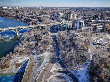 İnsansız hava aracı görüntüsü Nutana, Saskatoon 'un cazibesini gösteriyor, yerleşim alanları, yeşillikleri ve ortak alanları ile