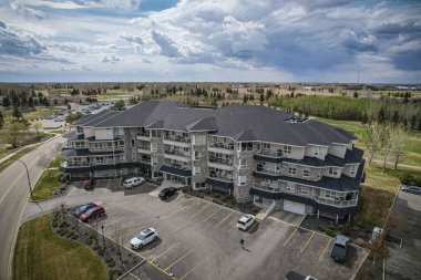 Söğütler, Saskatoon 'un lüks evleri ve golf sahasının insansız hava aracı görüntüsü..