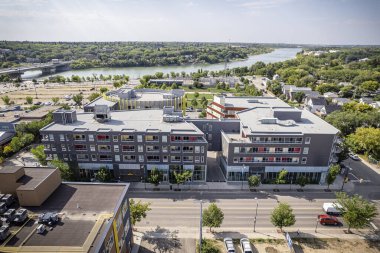 İHA görüntüsü Saskatoon 'daki tarihi Riversdale bölgesini yakalıyor..