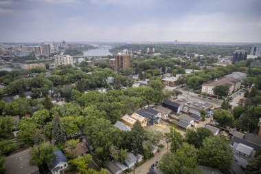 İnsansız hava aracı görüntüsü Nutana, Saskatoon 'un cazibesini gösteriyor, yerleşim alanları, yeşillikleri ve ortak alanları ile