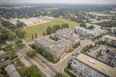 Nutana Suburban Centre, Saskatoon 'un insansız hava aracı görüntüsü, şehir planlarını ve kamu alanlarını vurguluyor.