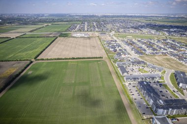 Evergreen, Saskatoon 'un insansız hava aracı görüntüsü. Eşsiz planını ve yemyeşil alanlarını vurguluyor..