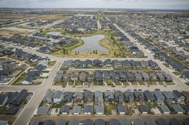 Saskatchewan 'daki Warman kasabasını yakalayan İHA görüntüsü banliyö ve yerleşim alanlarını vurguluyor.