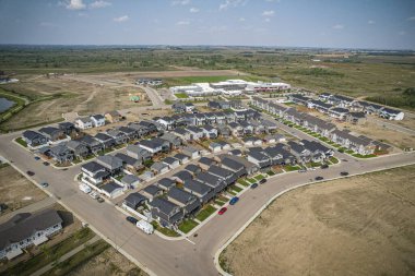 Yaz mevsiminde Saskatchewan 'ın Martensville kentini görüntüleyen İHA görüntüsü, yemyeşil bölgeleriyle çevrili banliyö ve yerleşim alanlarını vurguluyor.
