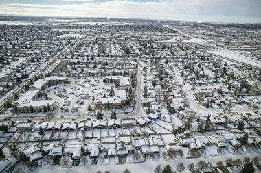 Saskatoon 'daki Silverwood Tepeleri' nin havadan çekilmiş görüntüsü konut cazibesini ve bereketli çevresini gözler önüne seriyor..