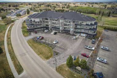 Söğütler, Saskatoon 'un lüks evleri ve golf sahasının insansız hava aracı görüntüsü..
