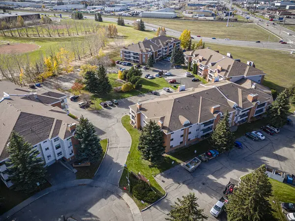 Lawson Heights, Saskatoon 'un insansız hava aracı görüntüsü yerleşim planını ve hareketli topluluğunu vurguluyor..