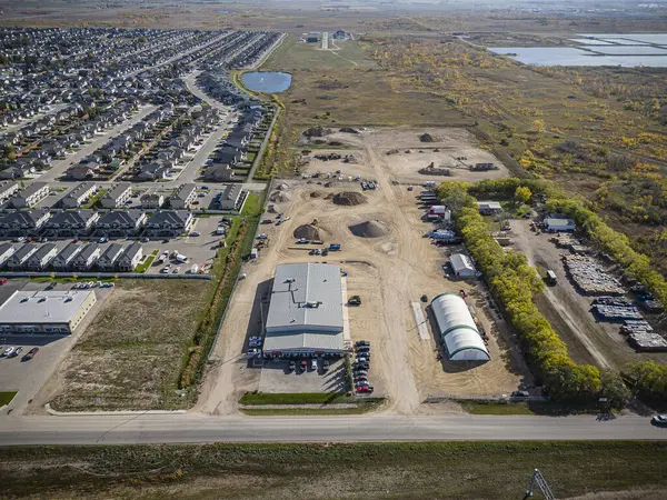 İHA görüntüsü, Saskatchewan 'ın Martensville kasabasını gösteriyor. Kenar mahalle cazibesi ve toplum ruhuyla tanınıyor..