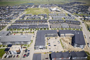 İnsansız hava aracı görüntüsü Evergreen, Saskatoon 'un konut alanları, yeşillikleri ve ortak alanları ile cazibesini gösteriyor.