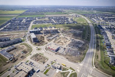 Evergreen, Saskatoon 'un insansız hava aracı görüntüsü. Eşsiz planını ve yemyeşil alanlarını vurguluyor..