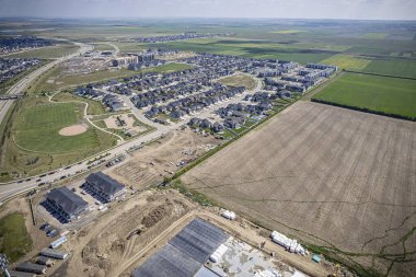 Evergreen, Saskatoon 'un insansız hava aracı görüntüsü. Eşsiz planını ve yemyeşil alanlarını vurguluyor..