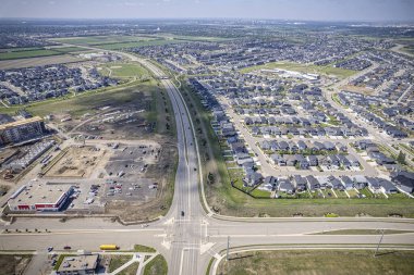 Evergreen, Saskatoon 'un insansız hava aracı görüntüsü. Eşsiz planını ve yemyeşil alanlarını vurguluyor..