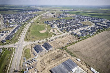 Evergreen, Saskatoon 'un insansız hava aracı görüntüsü. Eşsiz planını ve yemyeşil alanlarını vurguluyor..
