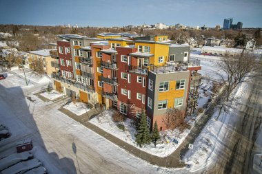 İnsansız hava aracı görüntüsü, Saskatoon 'daki Riversdale mahallesinin cazibesini kış mevsiminde, karla kaplı sokakları, tarihi binaları ve rahat atmosferiyle yakalıyor.