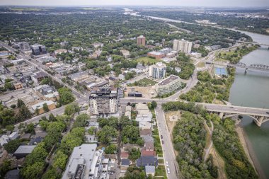 İnsansız hava aracı görüntüsü Nutana, Saskatoon 'un cazibesini gösteriyor, yerleşim alanları, yeşillikleri ve ortak alanları ile