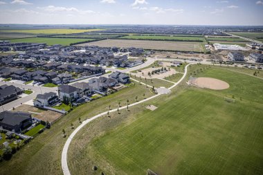 Evergreen, Saskatoon 'un insansız hava aracı görüntüsü. Eşsiz planını ve yemyeşil alanlarını vurguluyor..
