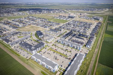 Evergreen, Saskatoon 'un insansız hava aracı görüntüsü. Eşsiz planını ve yemyeşil alanlarını vurguluyor..