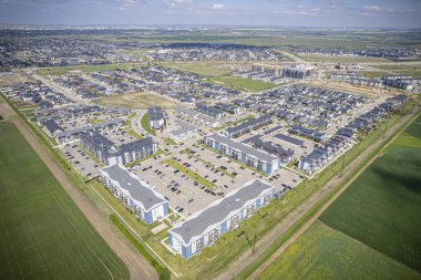 Evergreen, Saskatoon 'un insansız hava aracı görüntüsü. Eşsiz planını ve yemyeşil alanlarını vurguluyor..