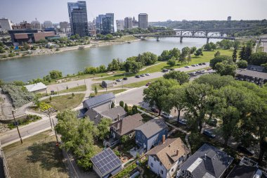 İnsansız hava aracı görüntüsü Nutana, Saskatoon 'un cazibesini gösteriyor, yerleşim alanları, yeşillikleri ve ortak alanları ile