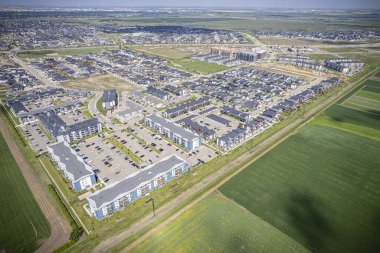 Evergreen, Saskatoon 'un insansız hava aracı görüntüsü. Eşsiz planını ve yemyeşil alanlarını vurguluyor..