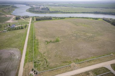 İnsansız hava aracı görüntüleri, Saskatchewan, Saskatoon 'daki Fısıltı Nehri Gayrimenkulleri' nin huzur dolu çevresi ve ikamet cazibesiyle güzelliğini gösteriyor..