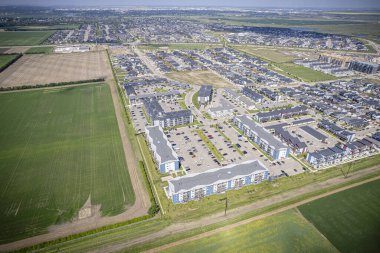 Evergreen, Saskatoon 'un insansız hava aracı görüntüsü. Eşsiz planını ve yemyeşil alanlarını vurguluyor..