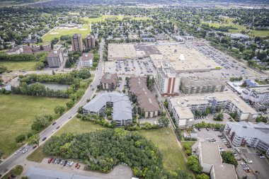 Nutana Suburban Centre, Saskatoon 'un insansız hava aracı görüntüsü, şehir planlarını ve kamu alanlarını vurguluyor.