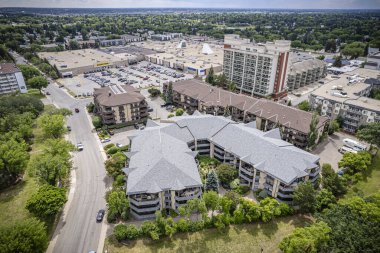 Nutana Suburban Centre, Saskatoon 'un insansız hava aracı görüntüsü, şehir planlarını ve kamu alanlarını vurguluyor.