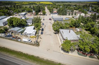 İHA görüntüsü Saskatchewan 'ın Borden kasabasını çekiyor, kırsal cazibesini ve manzarasını gözler önüne seriyor.