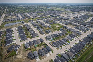 Saskatoon 'daki canlı ve büyüyen Kensington bölgesini gösteren İHA görüntüsü.