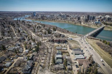 İHA görüntüsü Varsity View, Saskatoon 'un eşsiz karakterini, konut ve yeşil alanların karışımıyla yakalıyor.