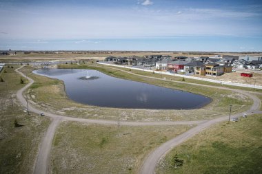 İnsansız hava aracı, yaz mevsiminde Saskatchewan 'daki Warman kasabasını yakalıyor ve yemyeşil ve canlı atmosferle çevrili banliyö ve yerleşim alanlarını vurguluyor.