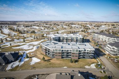Söğütler, Saskatoon 'un lüks evleri ve golf sahasının insansız hava aracı görüntüsü..