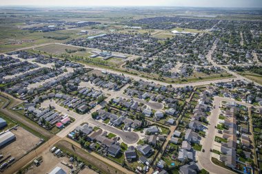 Yaz mevsiminde Saskatchewan 'ın Martensville kentini görüntüleyen İHA görüntüsü, yemyeşil bölgeleriyle çevrili banliyö ve yerleşim alanlarını vurguluyor.