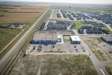 İnsansız hava aracı, yaz mevsiminde Saskatchewan 'daki Warman kasabasını yakalıyor ve yemyeşil ve canlı atmosferle çevrili banliyö ve yerleşim alanlarını vurguluyor.