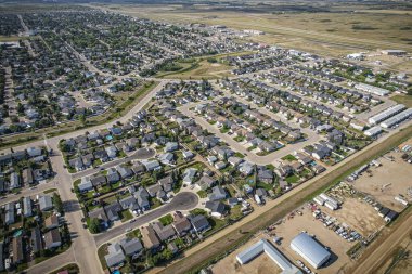 Yaz mevsiminde Saskatchewan 'ın Martensville kentini görüntüleyen İHA görüntüsü, yemyeşil bölgeleriyle çevrili banliyö ve yerleşim alanlarını vurguluyor.