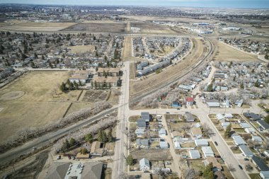 İnsansız hava aracı görüntüsü Forest Grove 'u, Saskatoon' u, yemyeşil ve ikamet cazibesiyle yakalıyor..