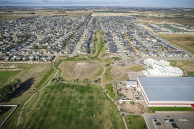 İnsansız hava aracı, yaz mevsiminde Saskatchewan 'daki Warman kasabasını yakalıyor ve yemyeşil ve canlı atmosferle çevrili banliyö ve yerleşim alanlarını vurguluyor.