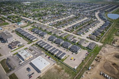 İHA görüntüsü, Saskatchewan 'ın Martensville kasabasını gösteriyor. Kenar mahalle cazibesi ve toplum ruhuyla tanınıyor..