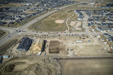Evergreen, Saskatoon 'un insansız hava aracı görüntüsü. Eşsiz planını ve yemyeşil alanlarını vurguluyor..