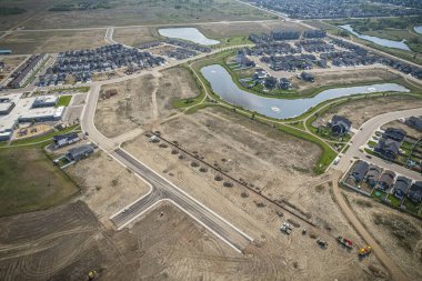 Yaz mevsiminde Saskatchewan 'ın Martensville kentini görüntüleyen İHA görüntüsü, yemyeşil bölgeleriyle çevrili banliyö ve yerleşim alanlarını vurguluyor.