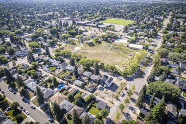 İHA görüntüsü, yerleşim alanları ve yeşil alanlarıyla Haultain, Saskatoon 'un cazibesini sergiliyor..