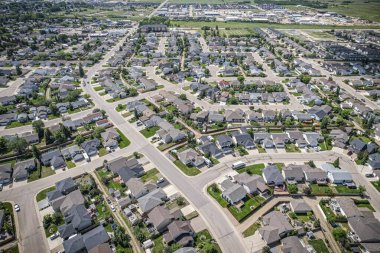 İnsansız hava aracı, yaz mevsiminde Saskatchewan 'daki Warman kasabasını yakalıyor ve yemyeşil ve canlı atmosferle çevrili banliyö ve yerleşim alanlarını vurguluyor.