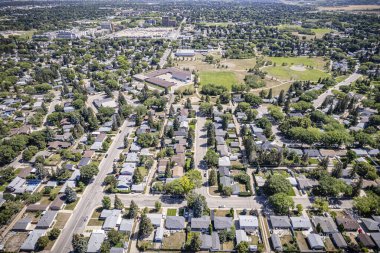 Nutana Park, Saskatoon 'un insansız hava aracı görüntüsü, sakin yerleşim alanlarını ve yemyeşil alanları vurguluyor..