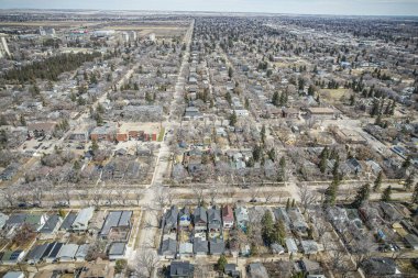 İnsansız hava aracı görüntüsü Nutana, Saskatoon 'un cazibesini gösteriyor, yerleşim alanları, yeşillikleri ve ortak alanları ile