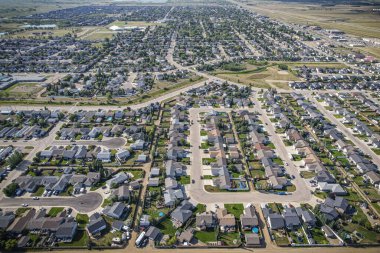 Yaz mevsiminde Saskatchewan 'ın Martensville kentini görüntüleyen İHA görüntüsü, yemyeşil bölgeleriyle çevrili banliyö ve yerleşim alanlarını vurguluyor.